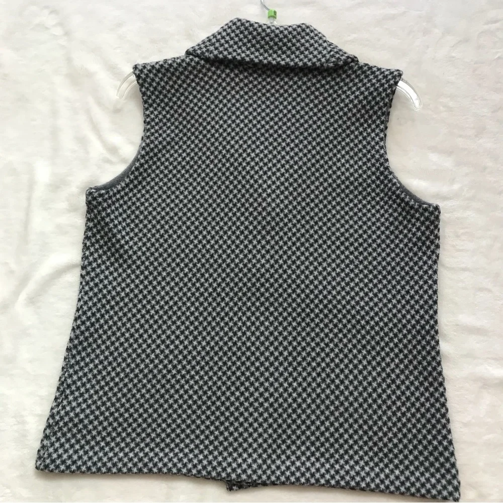 ~ CHAPS SLEEVELESS VEST~ - Picture 2 of 11